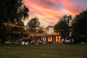 un grupo de personas de pie en un parque al atardecer en Hotel Capolago en Varese