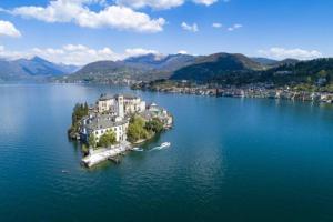 una isla en medio de un gran cuerpo de agua en Intero alloggio :Casa D D Nuova aperturaHost Rosi en Omegna