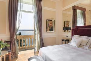 Voodi või voodid majutusasutuse Grand Hotel Des Etrangers toas