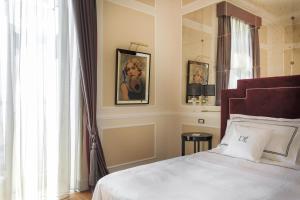 Voodi või voodid majutusasutuse Grand Hotel Des Etrangers toas