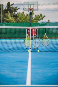 Tenis a/nebo squash v ubytování Trizonia Bay Hotel nebo okolí