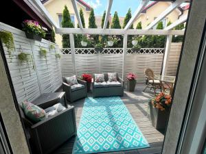 patio z pergolą, stołem i krzesłami w obiekcie Przystanek surfera w mieście Rumia