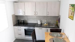 Кухня или мини-кухня в MAMA with mobile aircon, including free parking space at 300 meters
 +55 фотографий