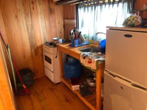 a small kitchen with a sink and a refrigerator at El nirvana in Aguas Dulces