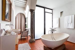 a bathroom with two sinks and a bath tub at Azogue Studios in Tarifa