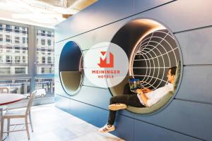 Uma área de estar em MEININGER Hotel Genève Centre Charmilles