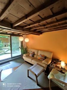 uma sala de estar com um sofá e uma mesa em CAREGGI GARDEN APARTMENT em Florença
