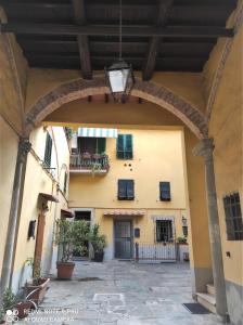 um arco que leva a um edifício com varanda em CAREGGI GARDEN APARTMENT em Florença