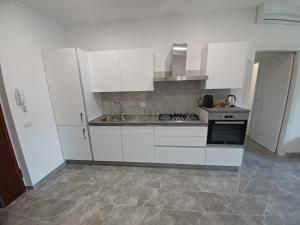 Kuchyňa alebo kuchynka v ubytovaní Adelina House
