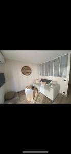 uma sala de estar com um sofá e uma mesa em MAGNIFIQUE T2 AVEC PISCINE - CENTRE SAINTE MAXIME em Sainte-Maxime