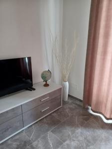 Televízia a/alebo spoločenská miestnosť v ubytovaní Adelina House
