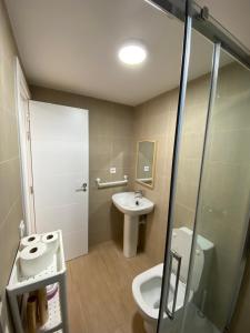 un baño con inodoro y lavabo en Central apartment with parking by Wayra Tarifa, en Tarifa 7 fotos más