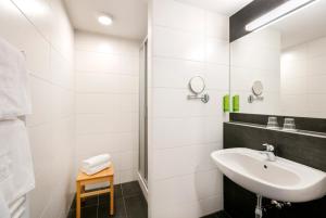 A bathroom at JUFA Hotel Eisenerzer Ramsau