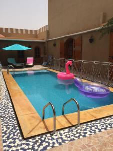 een zwembad met een rubberen eend in een hotel bij Riad AL MAASSRA 