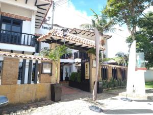 Santa Maria de Leyva hotel boutique في فيلا دي ليفا: منزل أمامه منور على الشارع