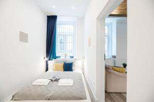 1 dormitorio con 1 cama con 2 toallas en Newly refurbished home at superb location en Budapest