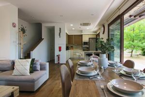 Phini的住宿－Phaedrus Living: Forest View Luxury Villa Chantara，一间带桌子和沙发的用餐室