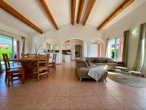 Posezení v ubytování Villas CALA CORSA - 3 et 4 Chambres - CALA ROSSA Porto-Vecchio - Villas entièrement Climatisées avec Piscine Chauffée partagée et Piscines Privées - Internet gratuit