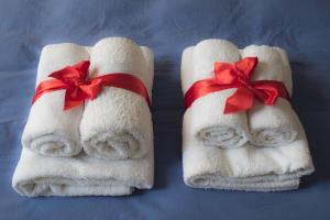 duas toalhas brancas com arcos vermelhos em RossoCorallo B&B em Catânia