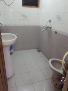 デヘラードゥーンにあるHotel Rajpal Guest Houseのバスルーム(トイレ、洗面台付)