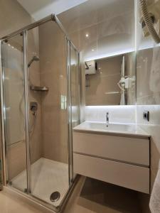 a bathroom with a shower and a sink at BMP APARTMENT EDELWEISS PASSO DEL TONALE in Passo del Tonale