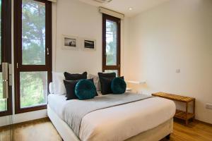 Ένα ή περισσότερα κρεβάτια σε δωμάτιο στο Phaedrus Living: Forest View Luxury Villa Chantara