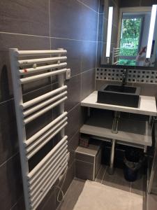 a bathroom with a sink and a mirror at Trés Beau Studio (face bois), 10mn de l'Etoile in Neuilly-sur-Seine