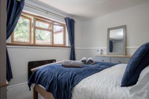 Postel nebo postele na pokoji v ubytování Honeysuckle Cottage - 1 Bedroom Cottage - Amroth