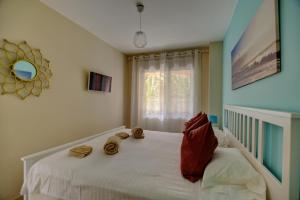 um quarto com uma cama branca e toalhas em El Paraíso Secreto em Costa Calma
