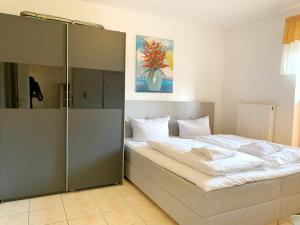 Ein Bett oder Betten in einem Zimmer der Unterkunft Ferienwohnungen Stadtmitte - Fewo 1