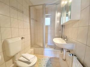 ein Badezimmer mit Toilette und Waschbecken in der Unterkunft Ferienwohnungen Stadtmitte - Fewo 1 in Sassnitz