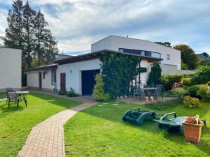 einen Hof mit einem Haus mit einem Tisch und einem Tisch sidx sidx sidx sidx in der Unterkunft Ferienwohnungen Stadtmitte - Fewo 1 in Sassnitz
