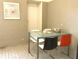 een tafel en stoelen in een kamer met een schilderij bij Haus Stothfang - Ferienwohnung 3 in Sassnitz