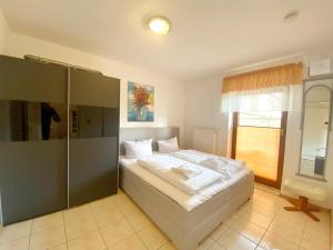 ein Schlafzimmer mit großem Bett und Fenster in der Unterkunft Ferienwohnungen Stadtmitte - Fewo 1 in Sassnitz