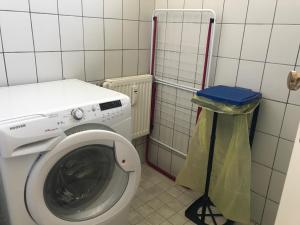 een wasruimte met een wasmachine bij Haus Stothfang - Ferienwohnung 3 in Sassnitz +5 foto's