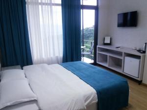 Tempat tidur dalam kamar di Hotel Martinichi