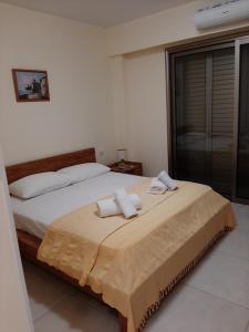 una camera da letto con un letto e due asciugamani di THE LIGHTHOUSE a Paphos