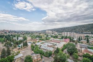 Una vista aérea de una ciudad con edificios y árboles. en Niko's Apartments on Shartava Street, en Tiflis