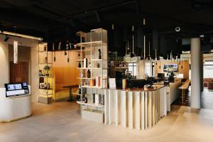 een winkel met een lobby met aasteryasteryasteryasteryasteryasteryasteryasteryasteryasteryasteryastery bij Golden Tulip Reims in Bezannes-les-Reims