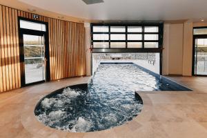 una piscina en medio de una casa en Golden Tulip Reims Bezannes, en Reims