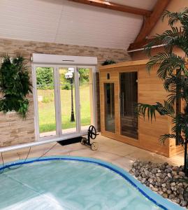 Villa de 4 chambres avec piscine privee sauna et jardin clos a Villemeux sur Eure 내부 또는 인근 수영장