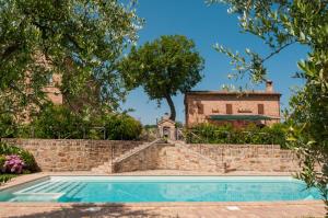 Bazén v ubytovaní Collerovere Country House alebo v jeho blízkosti