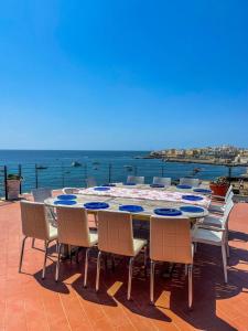 una mesa y sillas con vistas al océano en Salento Palace Bed & Breakfast, en Gallipoli