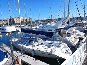 un gruppo di barche attraccate in un porto di Barco Apartamento Buzios III Cascais a Cascais