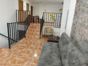 - un salon avec un canapé et un mur en pierre dans l'établissement Apartments Abate 4, à Valence
