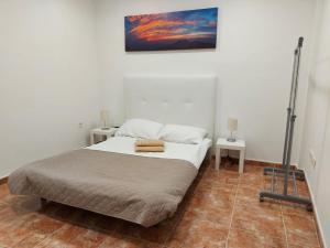 1 dormitorio con 1 cama y 2 mesitas de noche en Apartments Abate 4, en Valencia