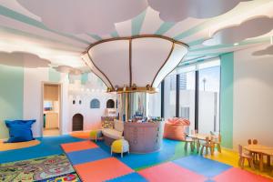 una sala de juegos para niños con techo con nubes en Palace Beach Resort Fujairah, en Fujairah