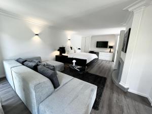 uma sala de estar com um sofá e uma cama em Lake Style Studios em Rottau