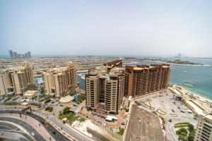 Blick auf Palm Tower Palm Jumeirah Dubai aus der Vogelperspektive