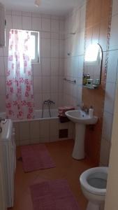 ein Badezimmer mit einer Badewanne, einem Waschbecken und einem WC in der Unterkunft Dado in Bijeljina